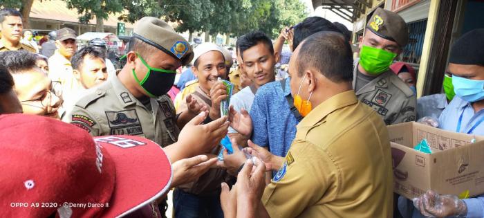 Bupati Labuhanbatu Bagikan Masker dan Sanitizer