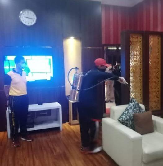 Dinkes dan Polres Labuhanabatu melakukan penyemprotan Disinfektan