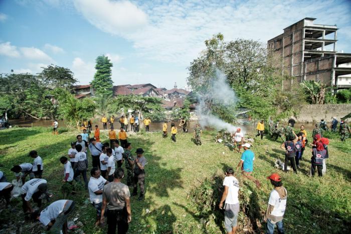 Pemko Medan, TNI & Polri Bersihkan Bantaran Sungai Belakang Istana Maimun