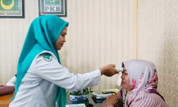 Pulang Dari Rapat Adeksi, Sejumlah Anggota DPRD Padangsidimpuan Cek Suhu Tubuh