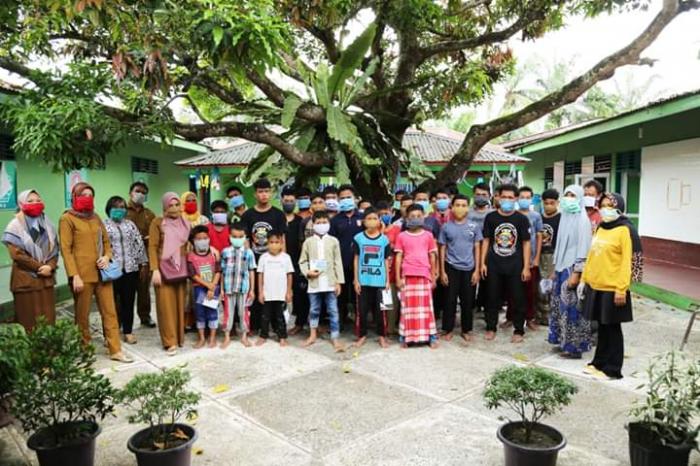 Diskominfo Labuhanbatu Berbagi Masker Dan Semprot Desinfektan ke Panti Asuhan