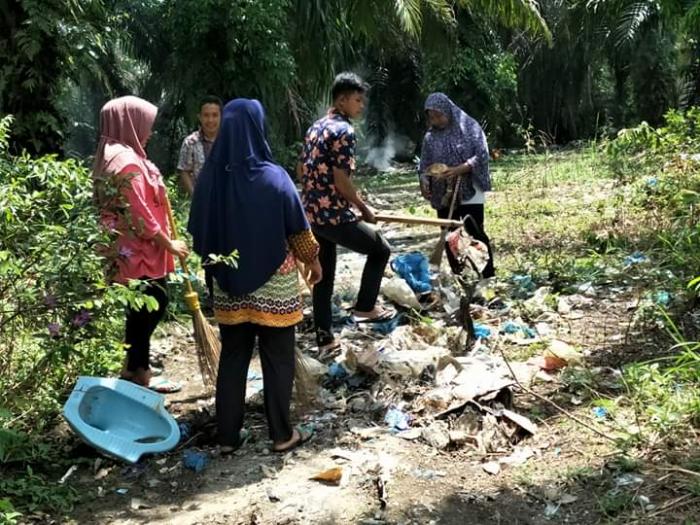 DLH Labuhanbatu Berjibaku dengan Sampah Ditengah Musim Corona