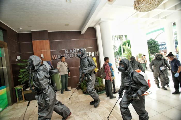 Detasemen Gegana Brimob Poldasu Semprot Cairan Disinfektan