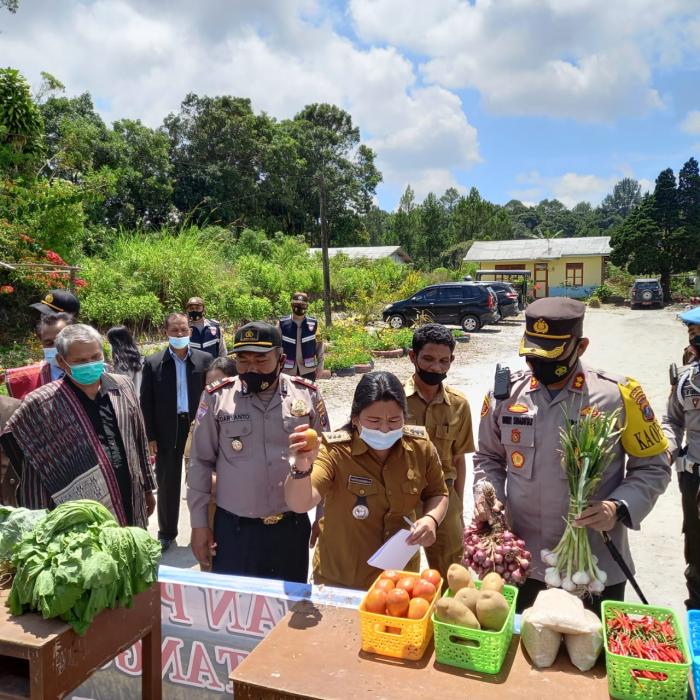 Kapolres Humbahas Bersama Camat Doloksanggul Kartini Sinambela Resmikan Desa Pakkat Kec. Doloksanggul Kab.Humbahas Sebagai Kampung Tangguh