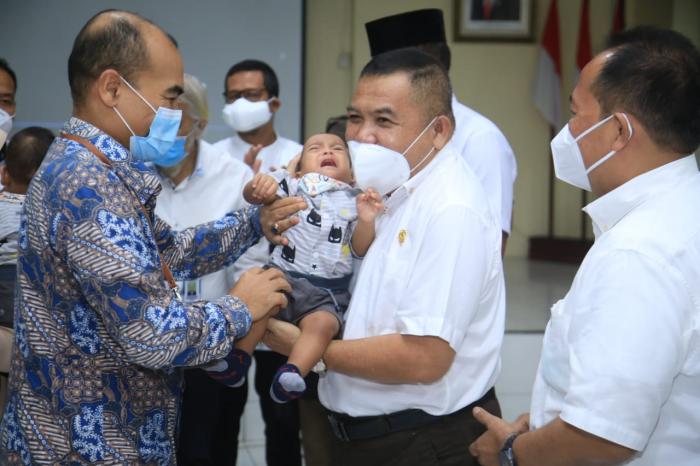 PLH Bupati Labuhanbatu Pimpin Penjemputan Bayi Kembar Siam Pasca Operasi