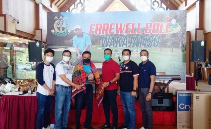Ciptakan Iklim Usaha yang Kondusif, HIPMI Sumut Berikan Ulos dan Cendramata kepada Mantan Wakajatisu Jacob Hendrik