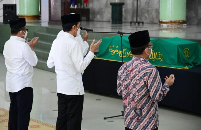 Presiden Jokowi Takziah ke Tempat Duka Mendiang Artidjo Alkostar