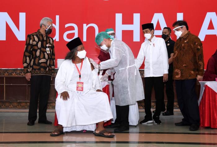 Presiden Jokowi Tinjau Vaksinasi Massal bagi Ulama dan Tokoh Lintas Agama