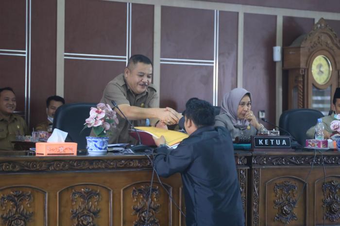 PLH Bupati Labuhanbatu Ikuti Paripurna DPRD Kabupaten Labuhanbatu Tentang Tarif Layanan Kesehatan Kelas III