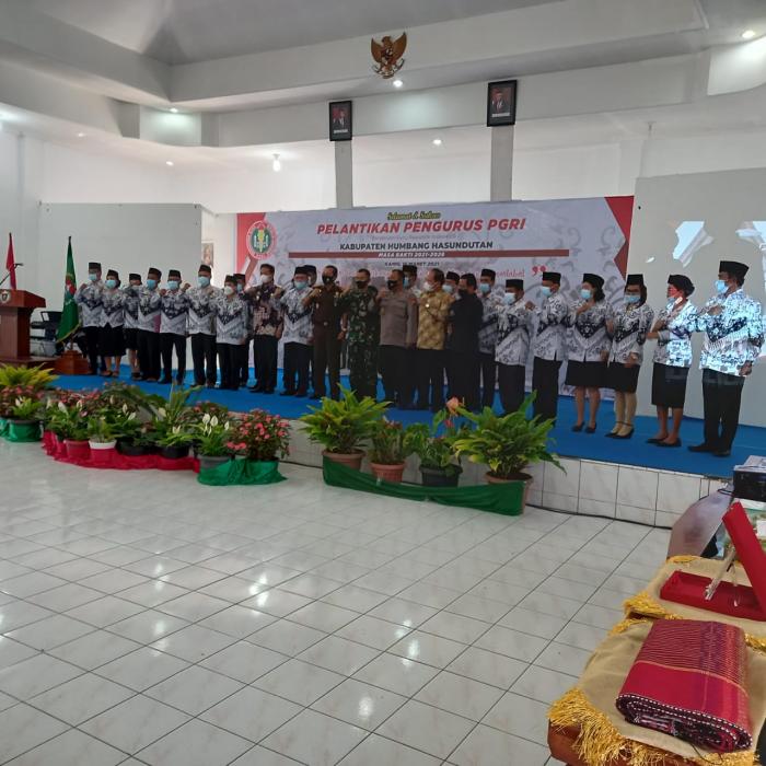 Pelantikan Pengurus PGRI Kabupaten Humbang Hasundutan Profesional dan Bermartabat