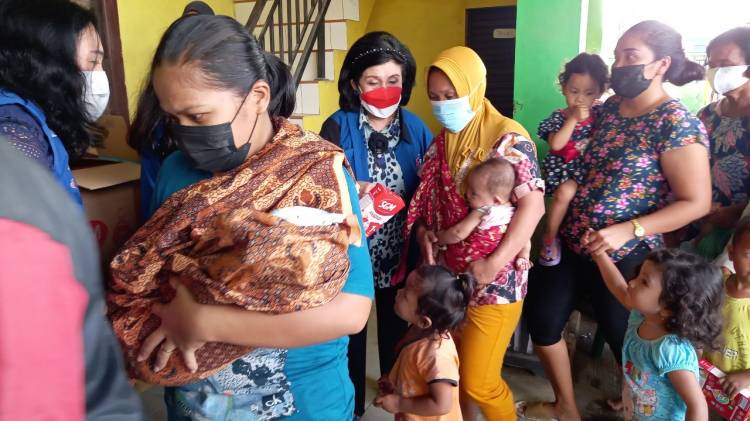 Pascabanjir, YSKI Bersama Dinkes Bagikan Susu Untuk Balita di Medan Labuhan