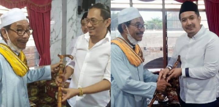 Syekh KH Ali Akbar Marbun Hadiahi Paulus Sinambela dan Ade Prasetyo Tongkat Kayu Kokka