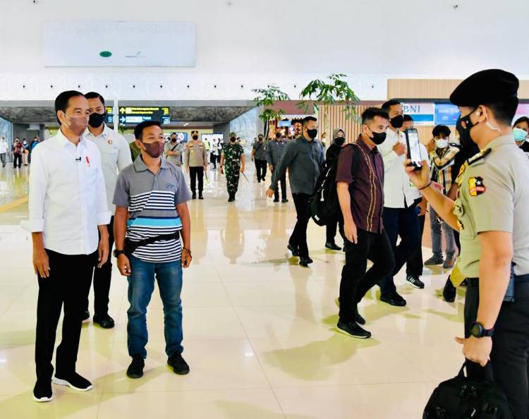 Tiba di YIA, Presiden Sapa Penumpang