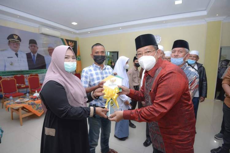 Wakil Walikota Sidempuan Serahkan Bantuan Beasiswa Dan Pembangunan Rumah Dari Baznas