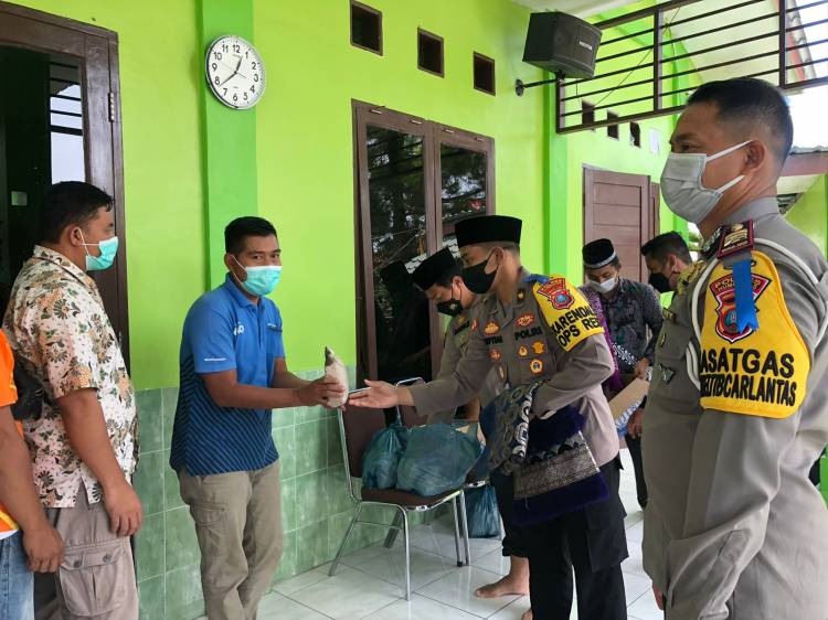 Jumat Barokah, Polres Humbang Hasundutan Kembali Berbagi