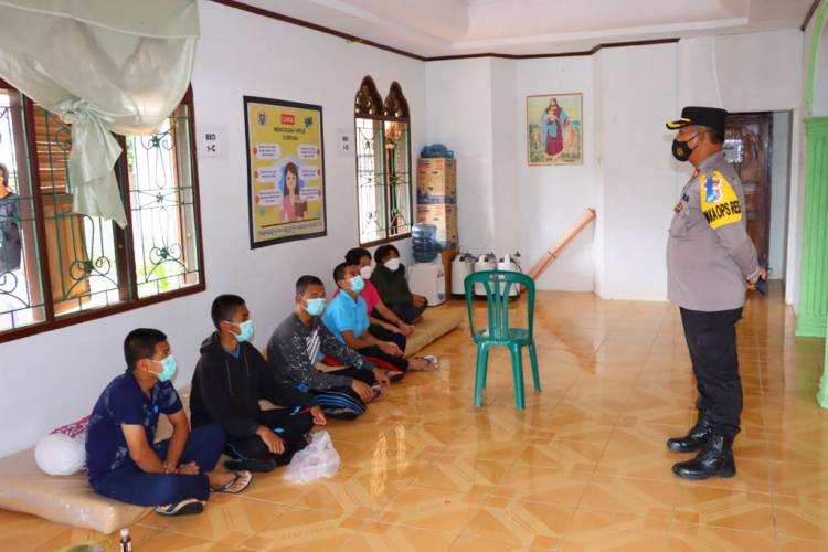 Wakapolres Humbang Hasundutan Cek Kondisi Pasien Di  Isolasi Terpusat Di Desa Nagasaribu