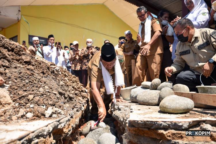 Walikota Letakkan Batu Pertama Pembangunan Mesjid Al-Ikhlas MAN 1 Sidempuan