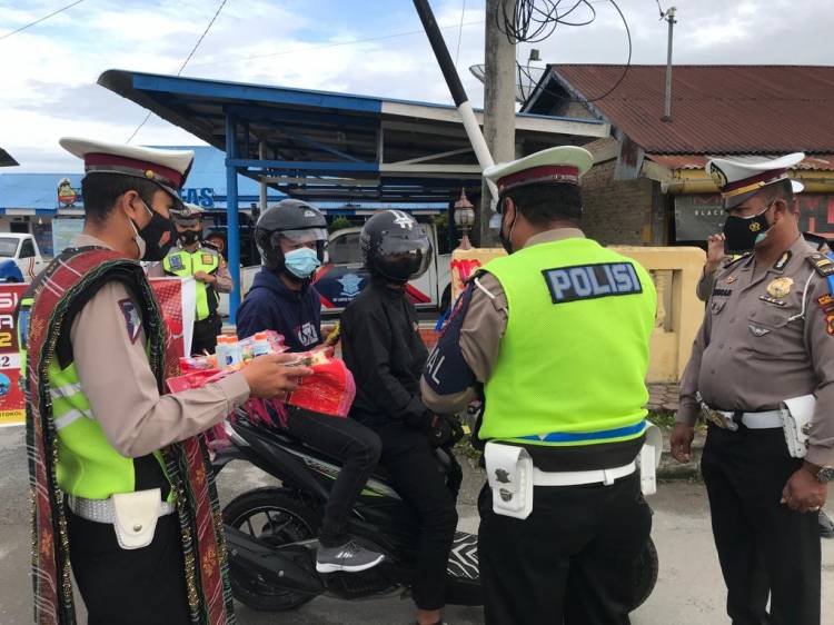 Operasi Keselamatan Toba-2022, Sat Lantas Polres Humbang Hasundutan Berikan Hadiah yang Patuhi Prokes