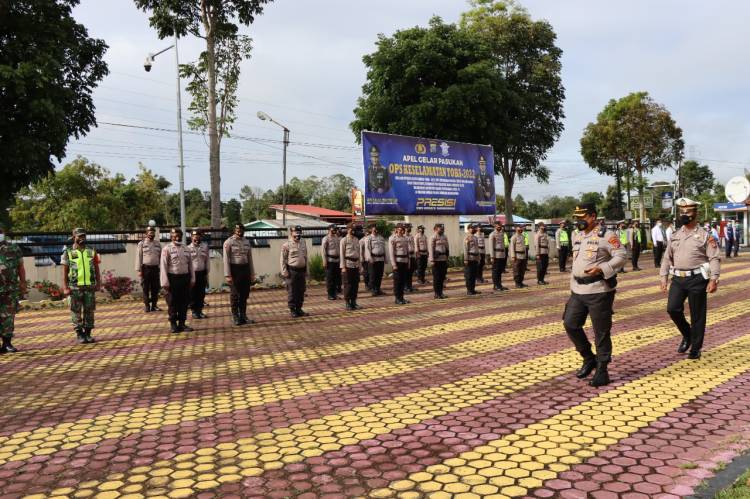 Kapolres Humbang Hasundutan Pimpin Apel Gelar Pasukan Ops Keselamatan Toba - 2022