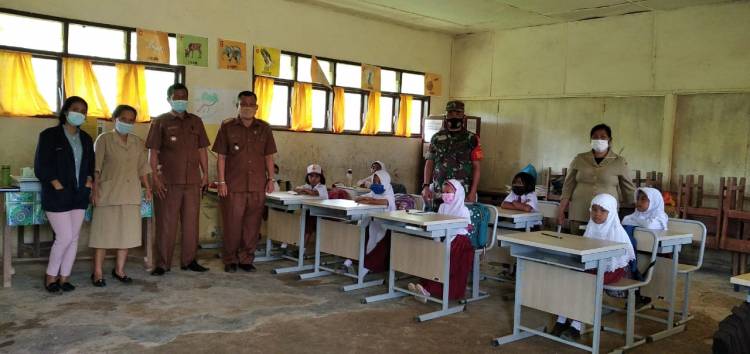 Didampingi Kades Kentara, Camat Laeparira Kunjungi SD Negeri Hutalobu