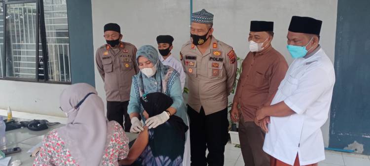 Sambangi Pondok Pesantren, Polsek Kualuh Hulu Adakan Gebyar Vaksinasi