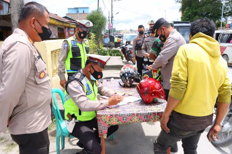 Polres Humbang Hasundutan Tegur Pelanggar Yang Tidak Pakai Helm, Lalu berikan Helm Gratis, Ops Keselamatan Toba-2022