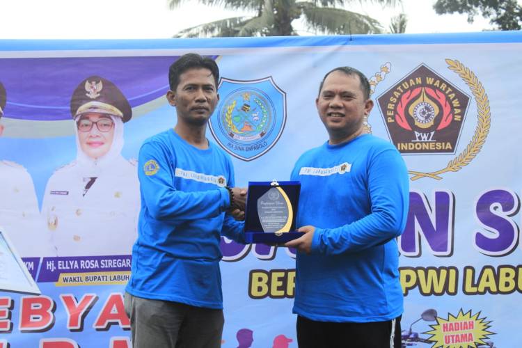 Bupati Labuhanbatu Lepas Gerak Jalan Sehat Bersama PWI