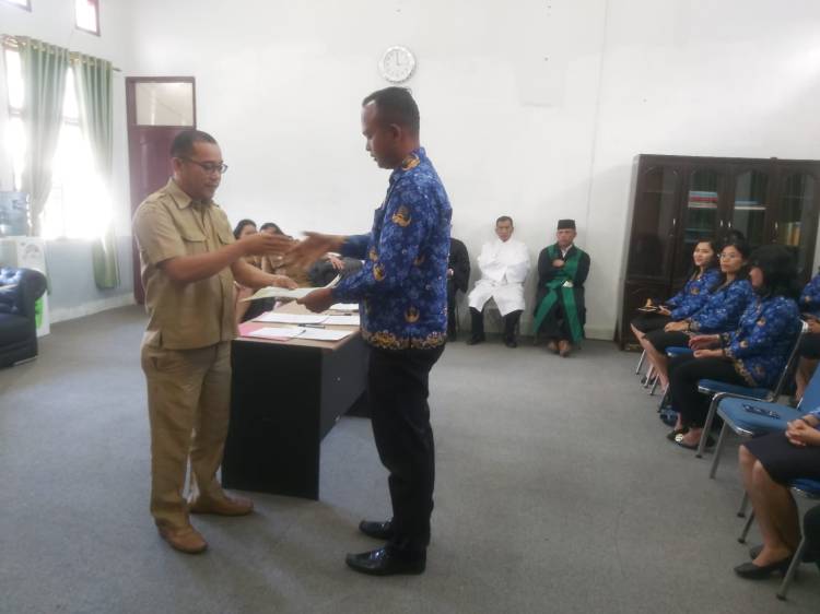 Kristison Marbun Kepala BKPSDM Humbahas Serahkan 17 SK Kepada CPNS
