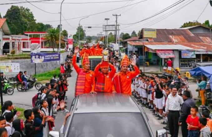 Piala Adipura Diarak Keliling Kota Doloksanggul