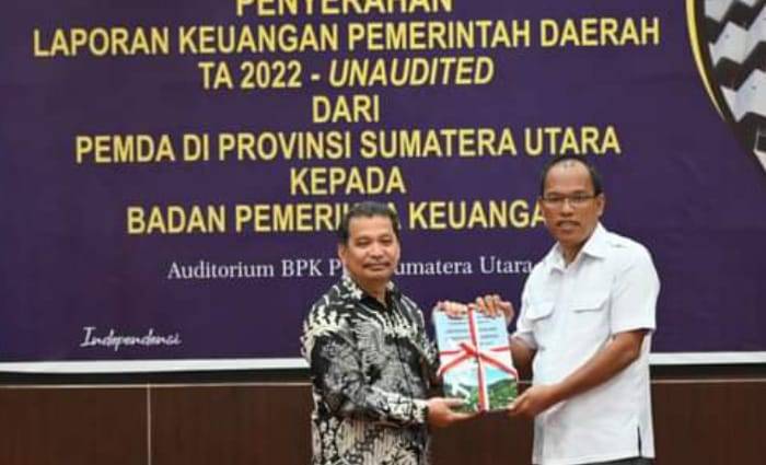 Bupati Serahkan Laporan Keuangan Unaudited Pemkab Humbahas 2022 Ke BPK-RI