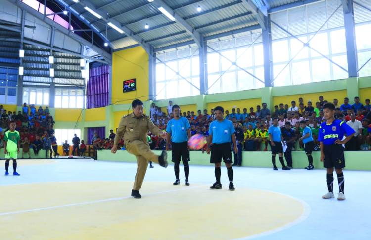 Bupati Samosir Vandiko T Gultom Buka Kompetisi Liga Futsal Bupati Samosir CUP Tingkat SD, SMP dan SMA/SMK