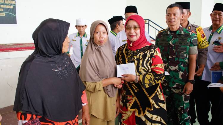 Ramadhan Asik, Plt Bupati Labuhanbatu Serahkan Zakat Kepada Masyarakat Rantau Utara