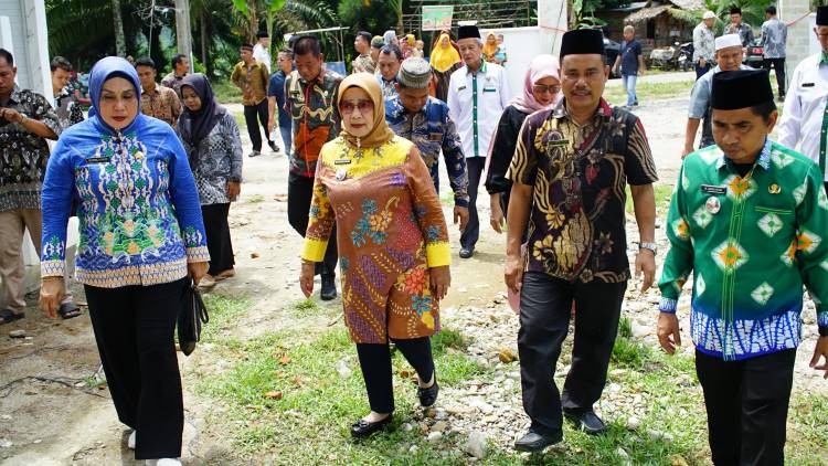 Hj. Ellya Rosa Siregar Serahkan Kunci Rumah Layak Huni Dari BAZNAS