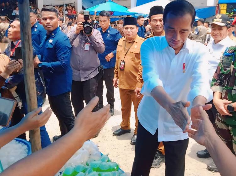 Ribuan Masyarakat Labuhanbatu Antusias Sambut Kedatangan Jokowi