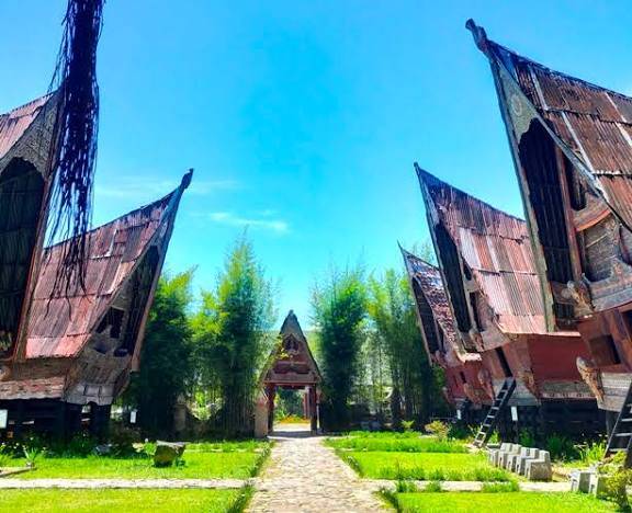Mengapa Kampung Batak Selalu Dibangun Menghadap Satu Arah: Rahasia Tata Ruang Peradaban Batak (Bagian Lanjutan)