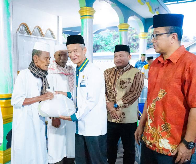 Safari Ramadhan di Kecamatan Panai Hulu, Wabup Labuhanbatu Serahkan Bantuan 50 Paket Sembako