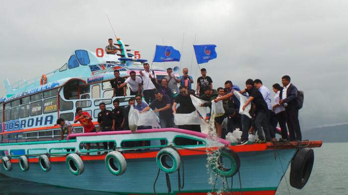 Prananda Paloh dan Martin Manurung Tabur 30 Ribu Benih Ikan ke Danau Toba