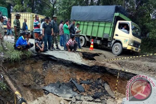 Akses Menuju Danau Toba, Ruas Jalan Siantar-Parapat km 19-20 Amblas