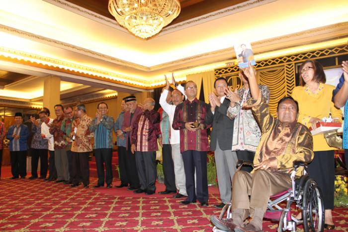 Usia 75 Tahun Rudolf M Pardede, Para sahabat Abadikan Masa Lalu dalam Buku Kenangan