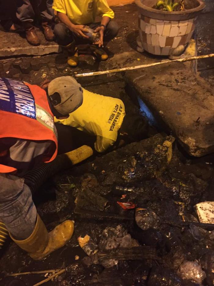 Dinas Korek Drainase Tersumbat Atasi Genangan Air di Jalan Thamrin
