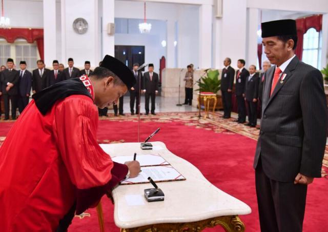 Presiden Jokowi Lantik Saldi Isra sebagai Hakim Konstitusi