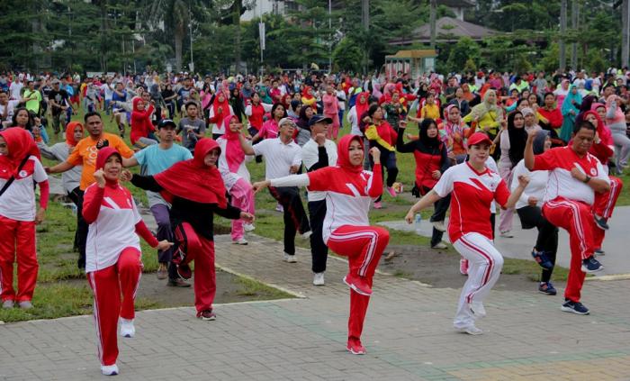 Hj Rita Maharani & Wagubsu Senam Jantung Sehat Bersama Ribuan Warga