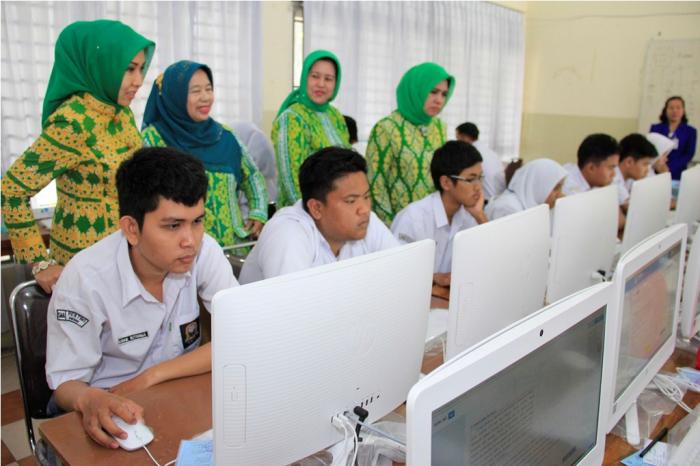 Hj Rita Maharani Tinjau UNBK Dalam Kelas di SMA Pertiwi