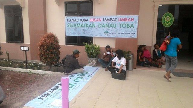 Sidang Gugatan Pencemaran Danau Toba di Pengadilan Negeri Balige Molor Hingga Lima Jam