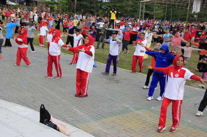 Warga Rutin Ikuti Senam Jantung di CFD