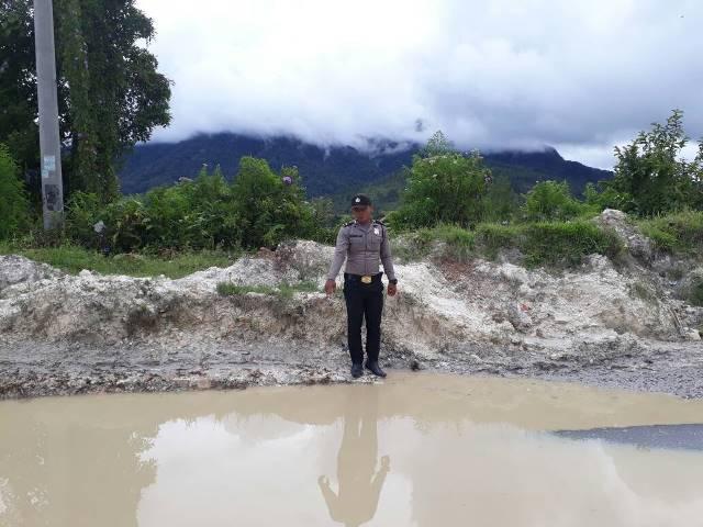 Amblas Satu Meter, Waspada Lintasi Jalan Desa Parnapa-Sibuluan, Onan Ganjang Humbahas