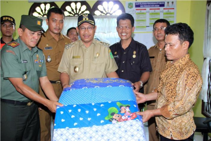 Akhyar Nasution Serahkan Bantuan ke Keluarga Korban Kebakaran Medan Tuntungan