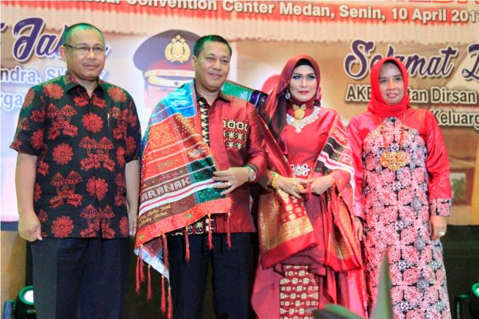 Akhyar Nasution Sematkan Ulos Kepada Wakapolrestabes Medan