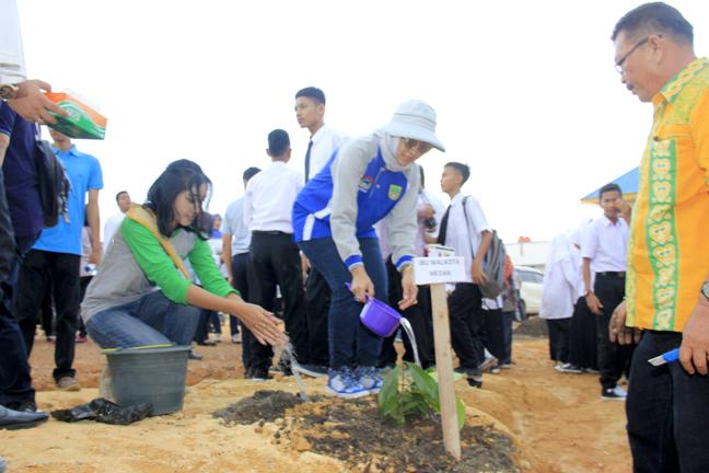 Tanam Pohon Manggis Jelang Pembukaan Raker Korwil I APEKSI di Batam