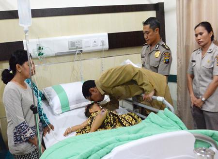 Cium Kening Kinara, Gubernur Minta Pelaku Pembunuhan Satu Keluarga Dihukum Seberat-beratnya